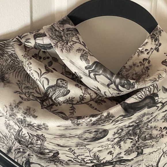 Fable England Wolf Garden Square Scarf - Black - NWT - Picture 13 of 16